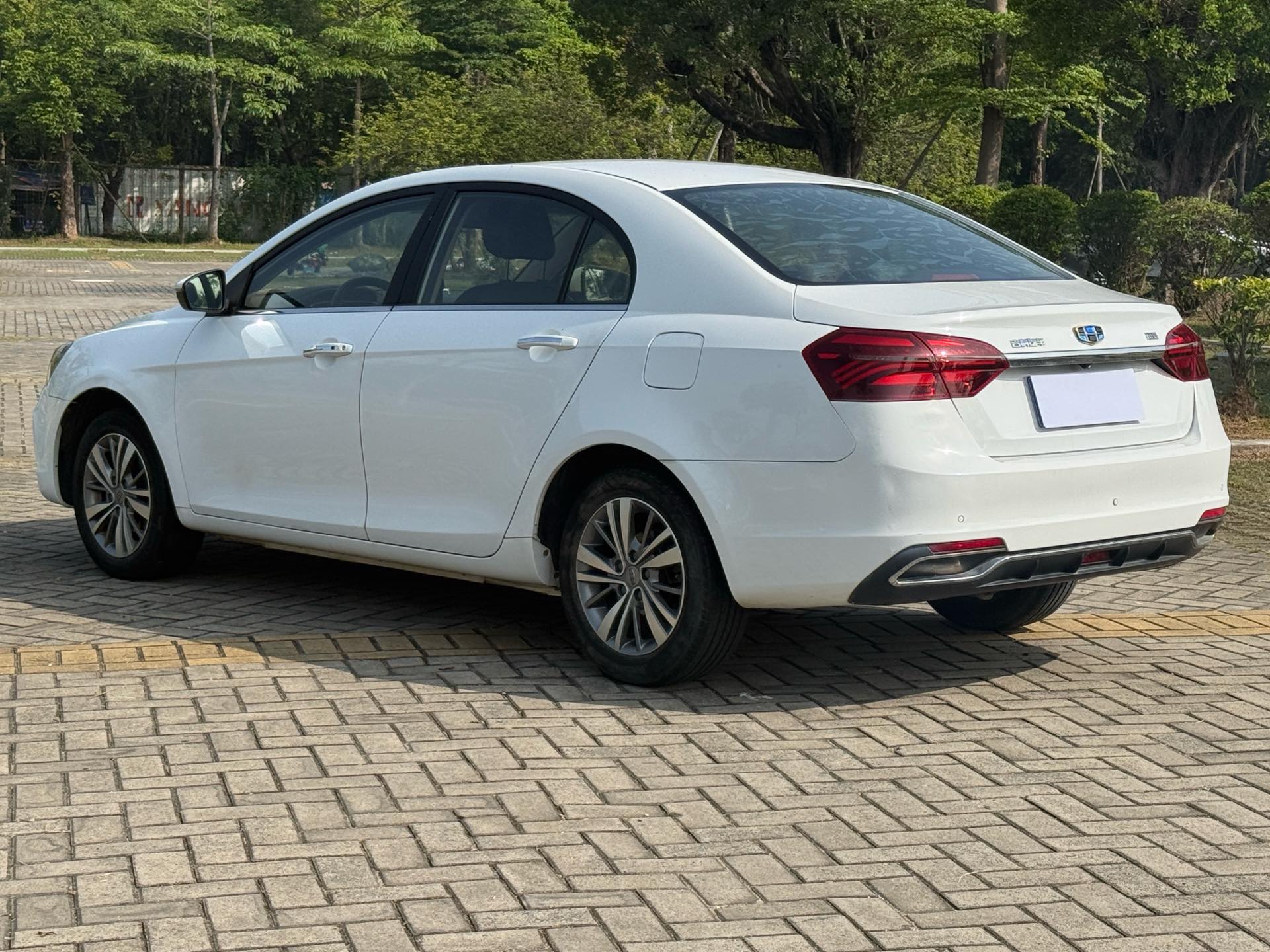 GEELY Emgrand 2019 car image #17