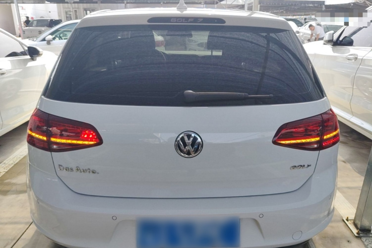 Volkswagen Golf 2017 car image #6