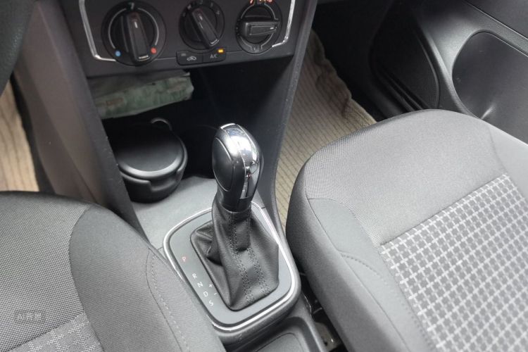 Volkswagen Polo 2015 car image #16