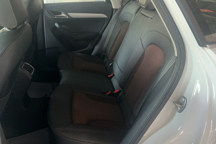 Audi Q3 2017 car image #17