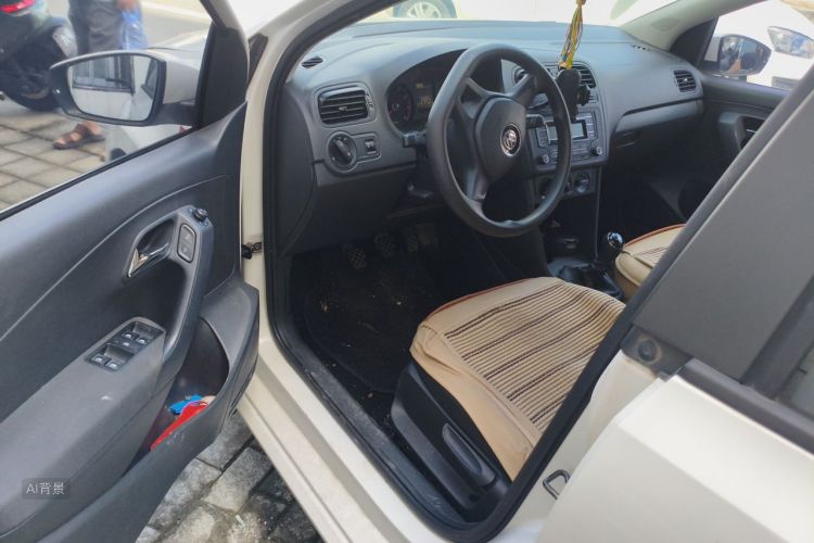 Volkswagen Polo 2015 car image #18