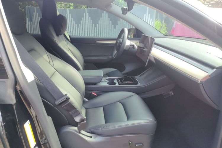 Tesla Model Y 2022 car image #13