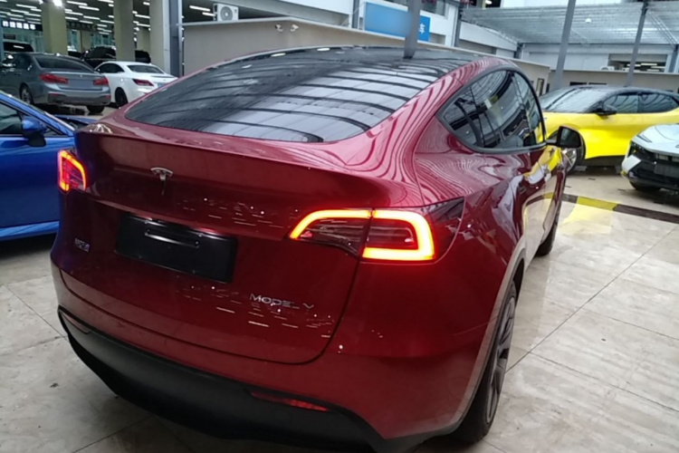 Tesla Model Y 2024 #7 Tesla Model Y 2024 car image #7