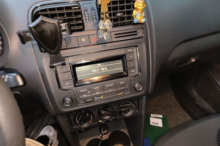 Volkswagen Polo 2015 car image #13
