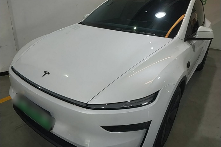 Tesla Model Y 2025 car image #2