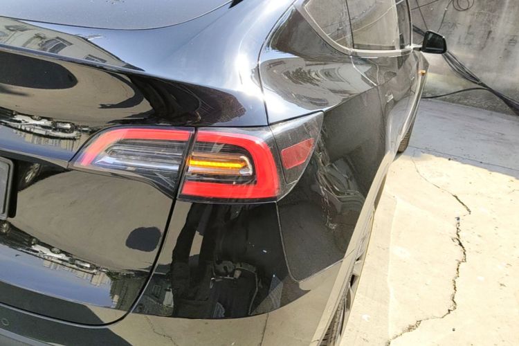 Tesla Model Y 2023 car image #8
