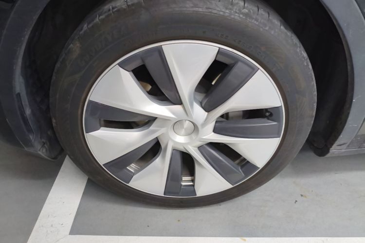 Tesla Model Y 2023 car image #9