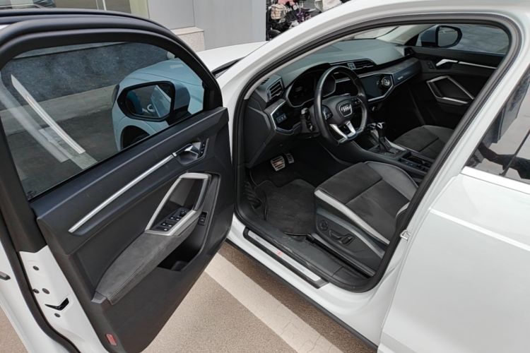 Audi Q3 2021 car image #12