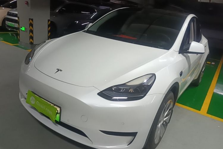 Tesla Model Y 2023 car image #2
