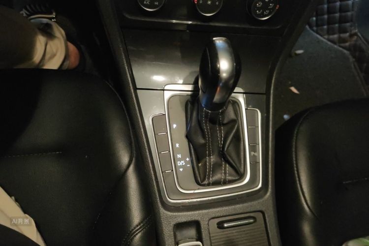 Volkswagen Golf 2017 car image #16