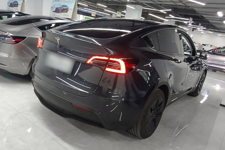Tesla Model Y 2024 #7 Tesla Model Y 2024 car image #7