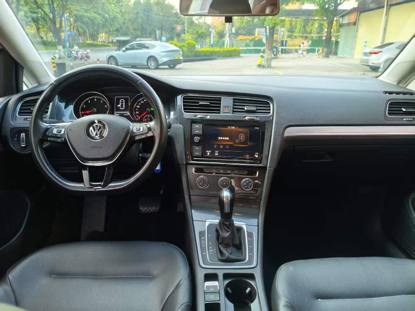 Volkswagen Golf 2019 car image #7