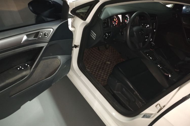 Volkswagen Golf 2017 car image #16