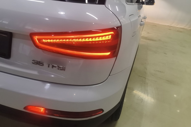 Audi Q3 2016 car image #8