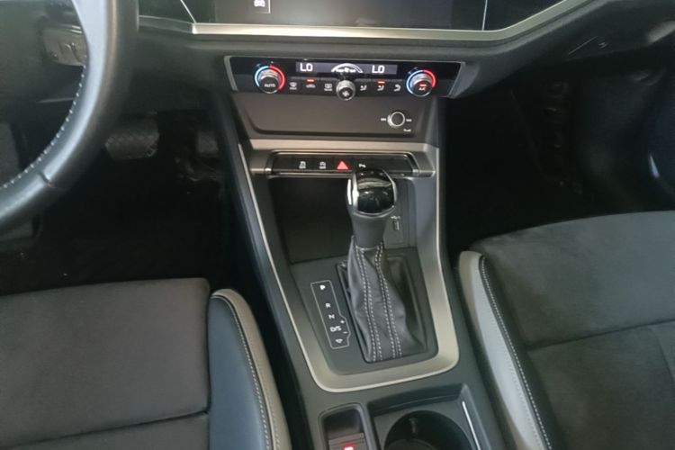 Audi Q3 2020 car image #18