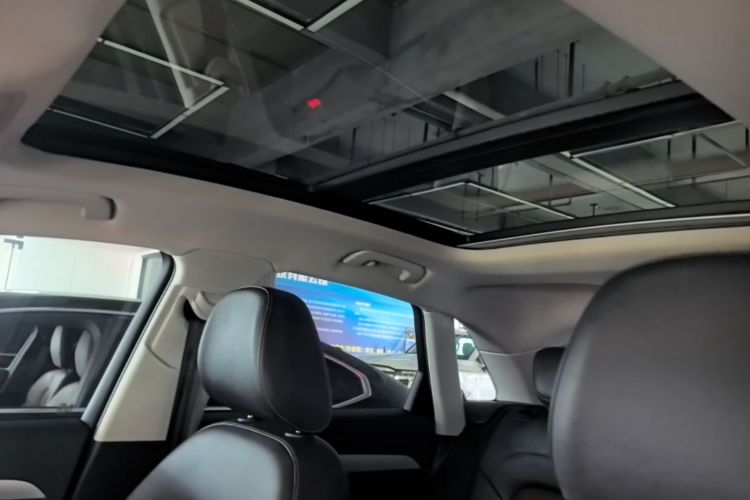 Audi Q3 2019 car image #18