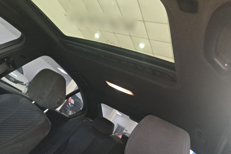 BMW 3 Series 2018 car image #18