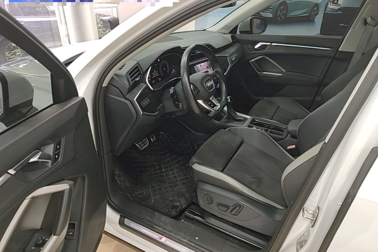 Audi Q3 2023 car image #16