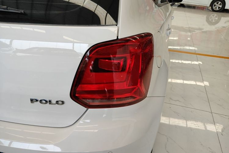 Volkswagen Polo 2015 car image #8