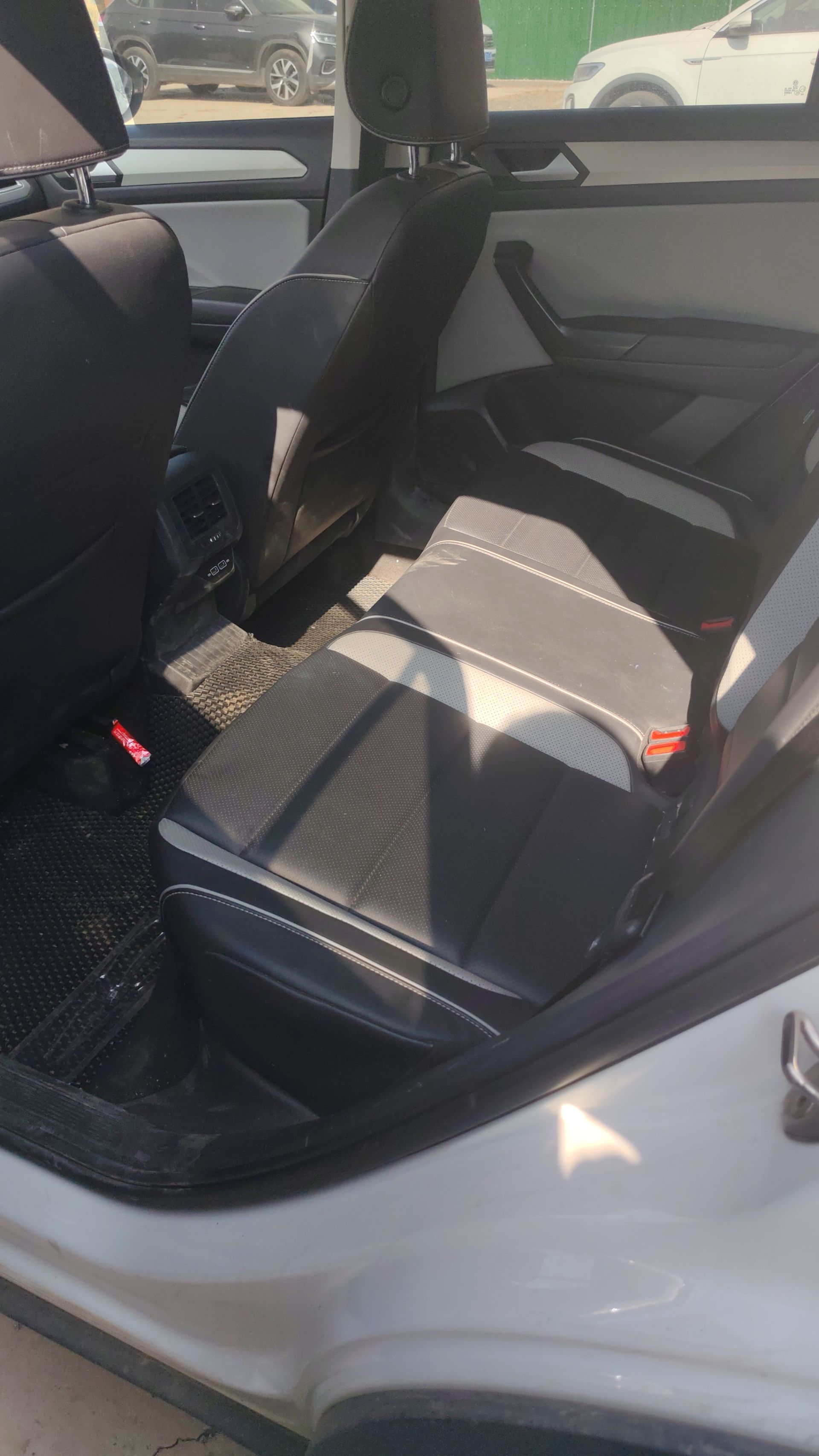 Volkswagen T-Roc 2024 car image #6