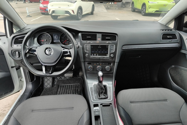 Volkswagen Golf 2017 car image #11