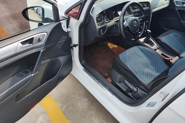 Volkswagen Golf 2020 car image #16