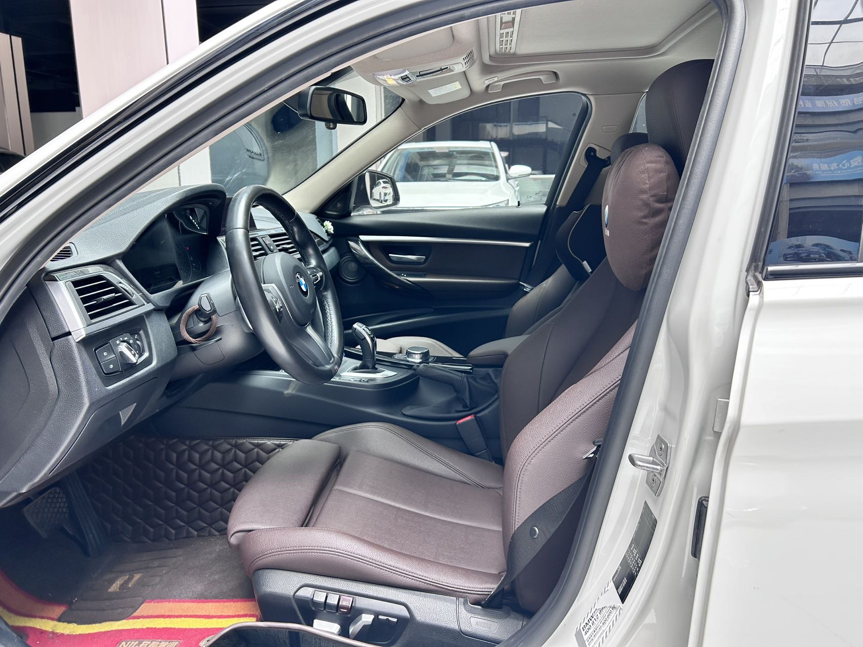 BMW 3 Series 2018 car image #11