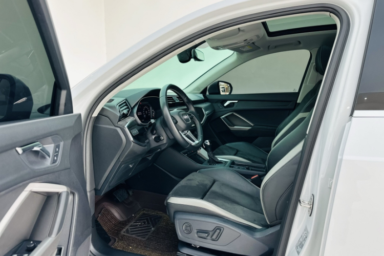 Audi Q3 2022 car image #11