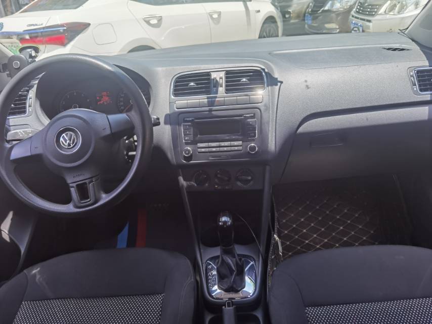 Volkswagen Polo 2012 car image #9