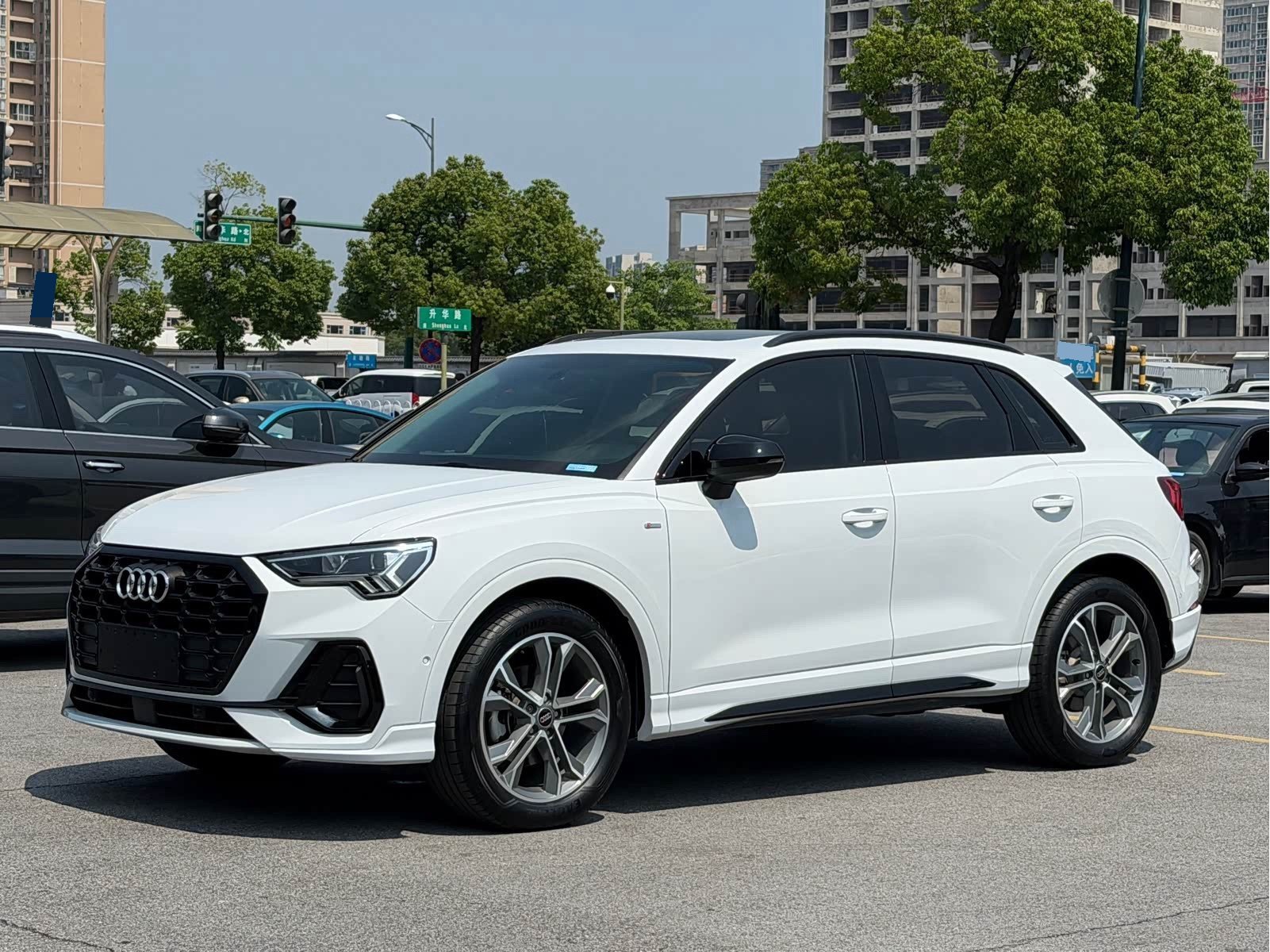 Audi Q3 2023 car image 