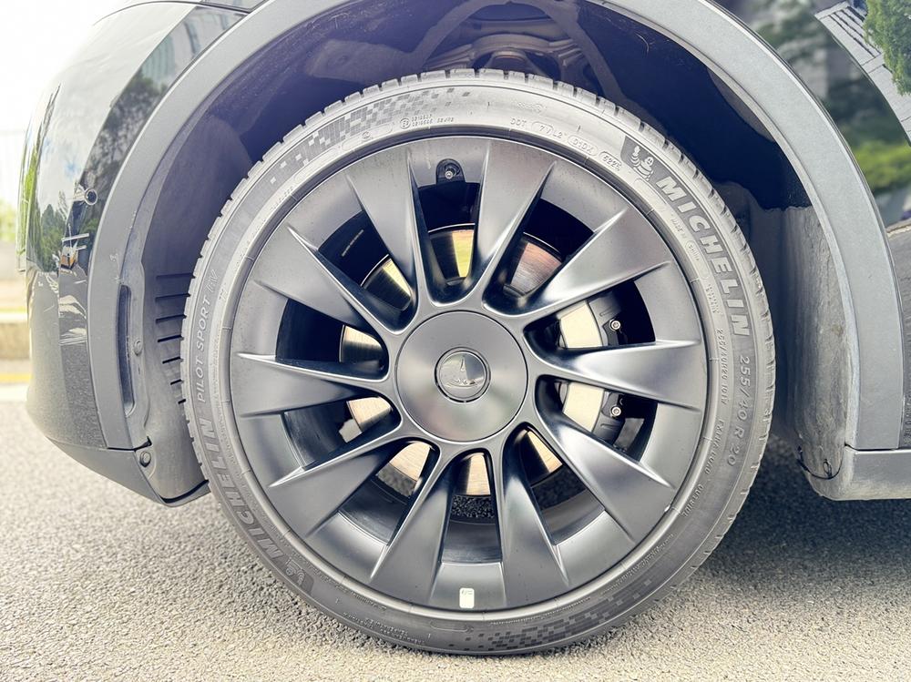 Tesla Model Y 2023 car image #11