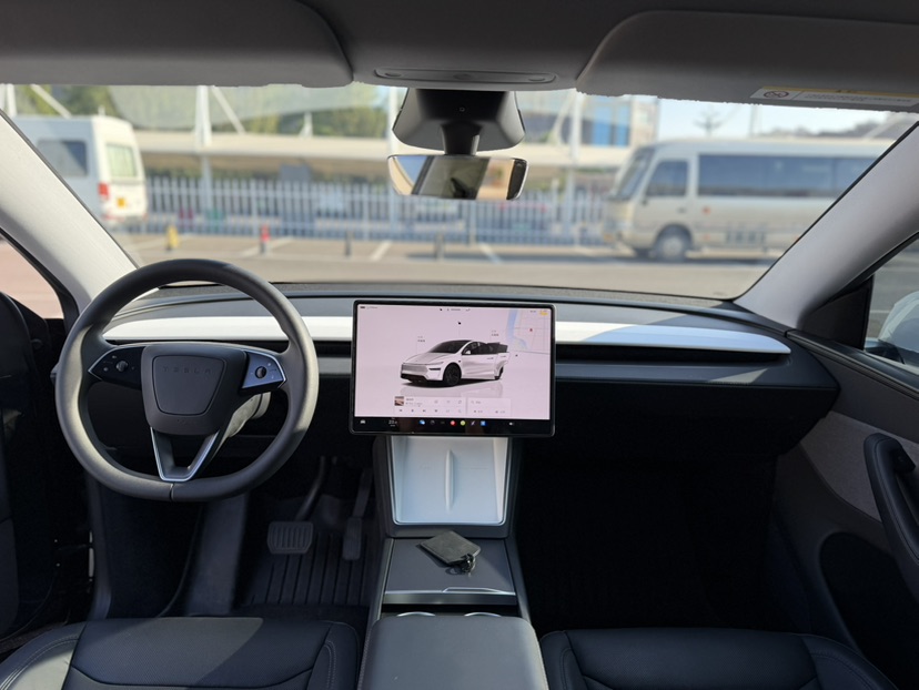 Tesla Model Y 2025 car image #6