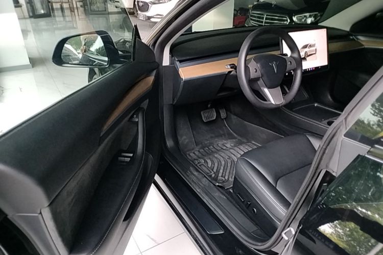 Tesla Model 3 2023 car image #16