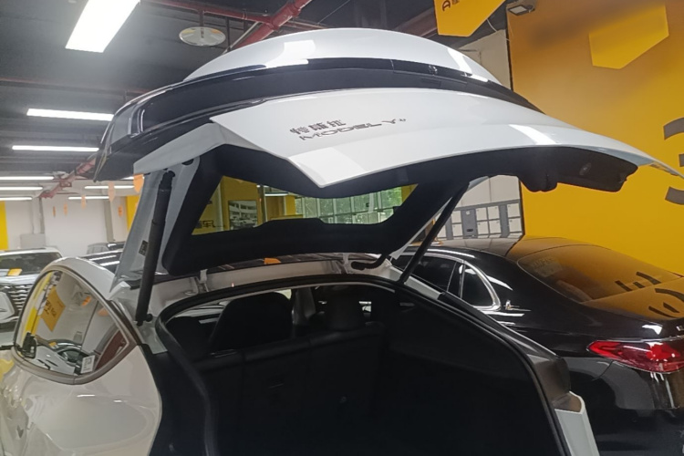 Tesla Model Y 2025 car image #19