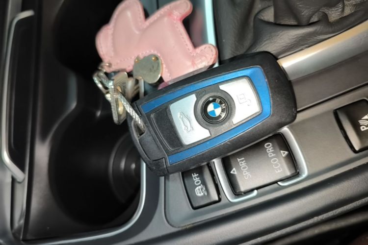 BMW 3 Series 2018 immagine di auto #9