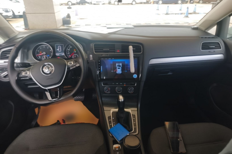 Volkswagen Golf 2018 car image #10