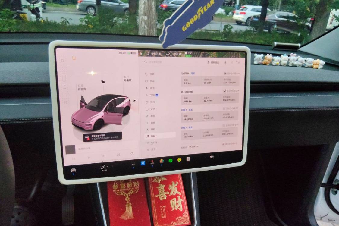 Tesla Model Y 2025 immagine di auto #28