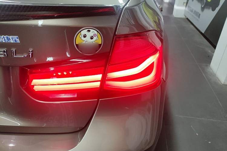 BMW 3 Series 2018 car image #8