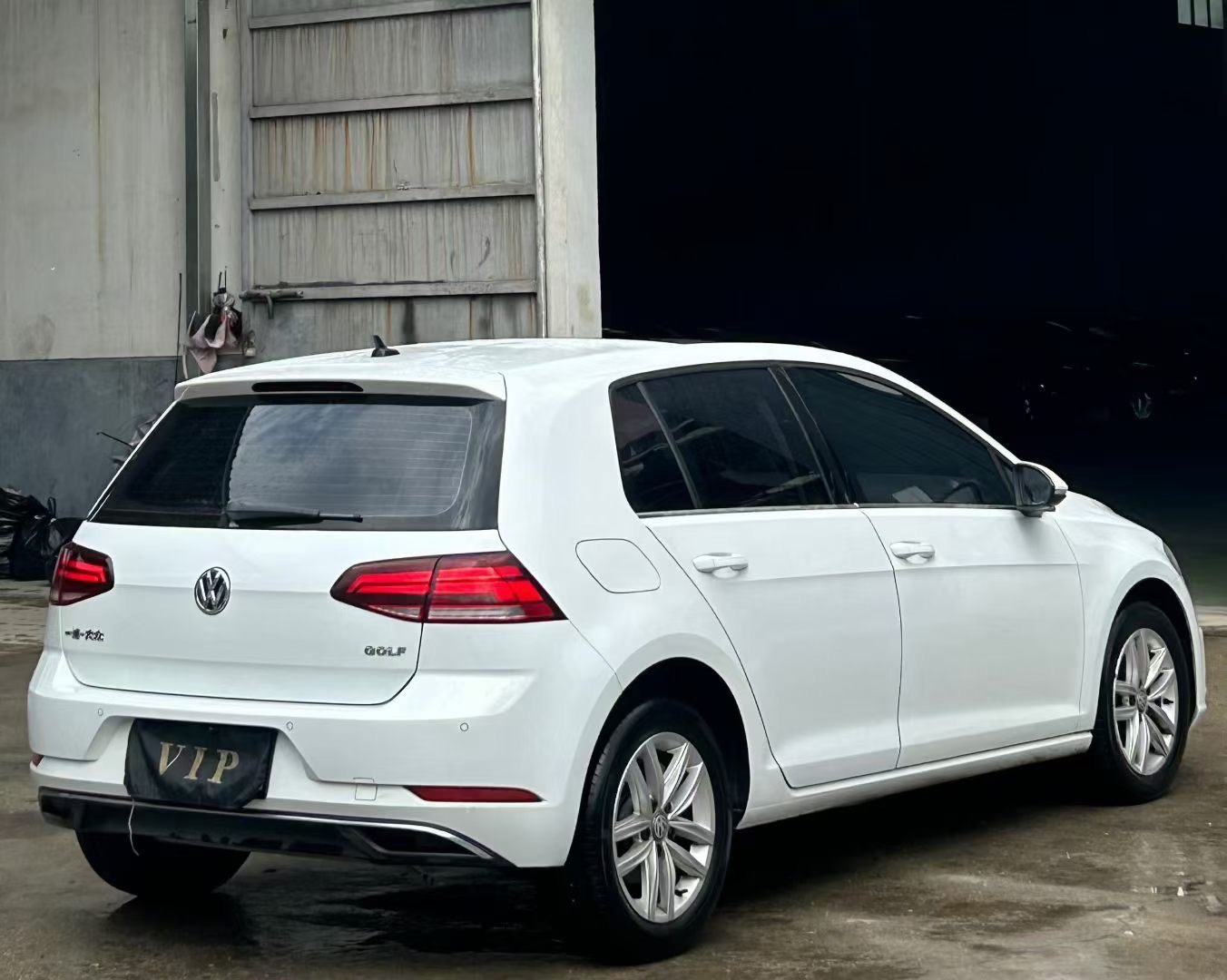 Volkswagen Golf 2019 car image #2