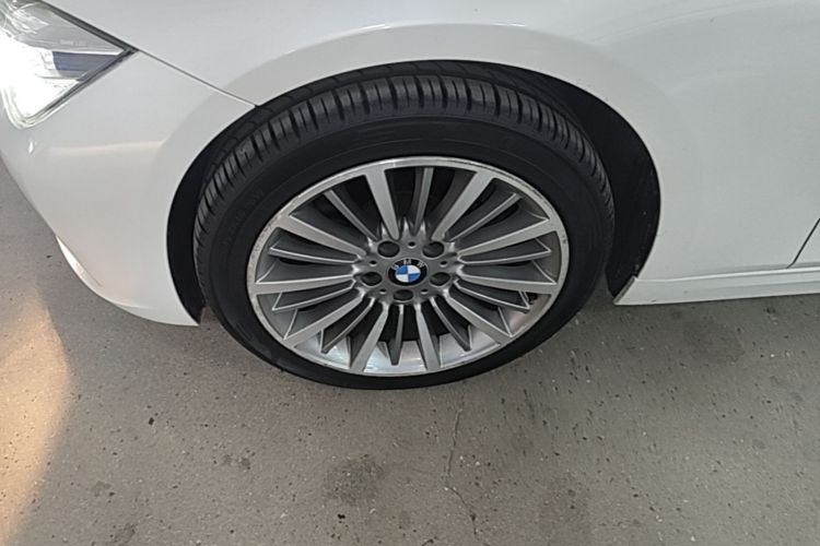 BMW 3 Series 2019 car image #9