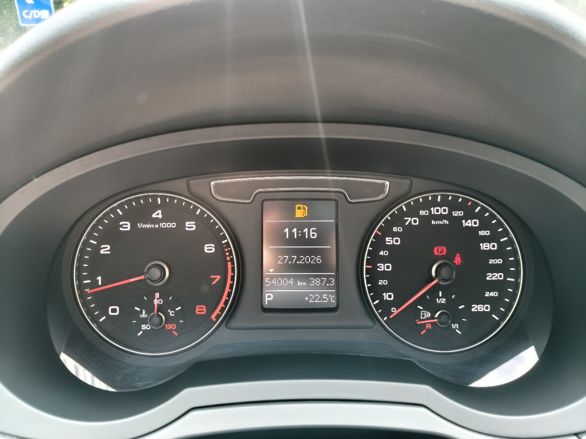 Audi Q3 2019 car image #9