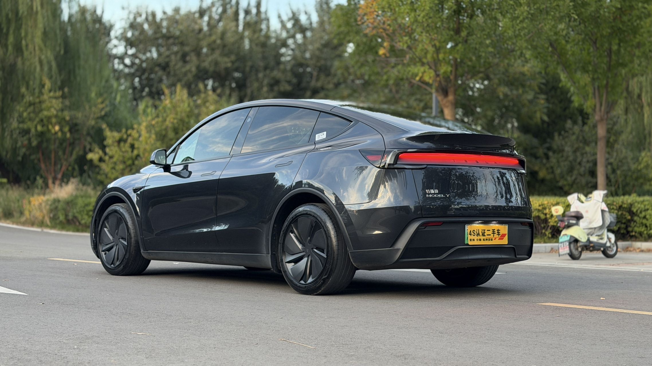 Tesla Model Y 2025 immagine di auto #5