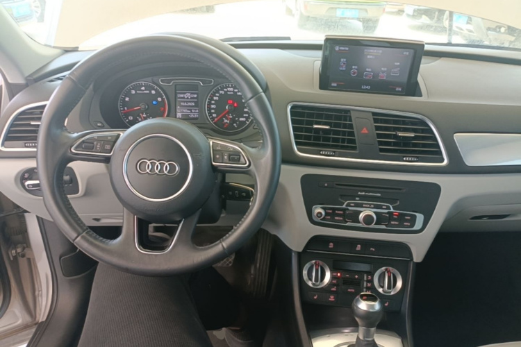 Audi Q3 2016 car image #10