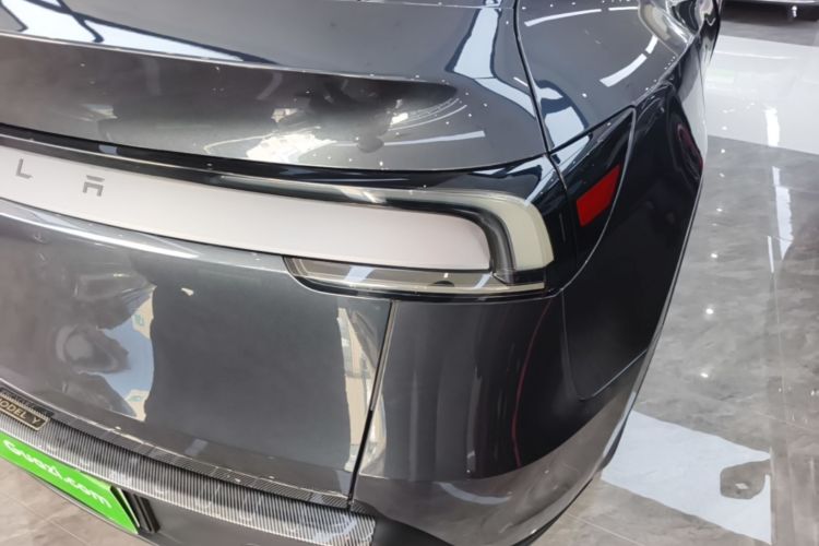 Tesla Model Y 2025 #8 Tesla Model Y 2025 car image #8