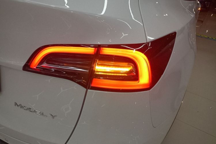 Tesla Model Y 2022 #8 Tesla Model Y 2022 car image #8