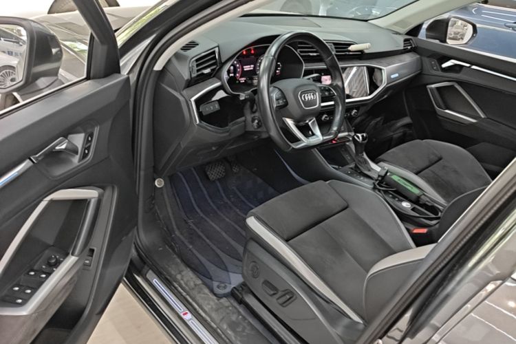 Audi Q3 2020 car image #12