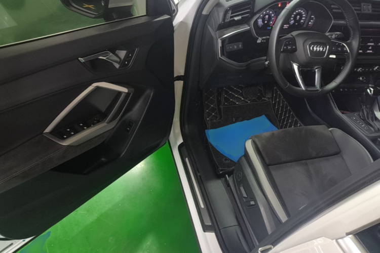 Audi Q3 2020 car image #16