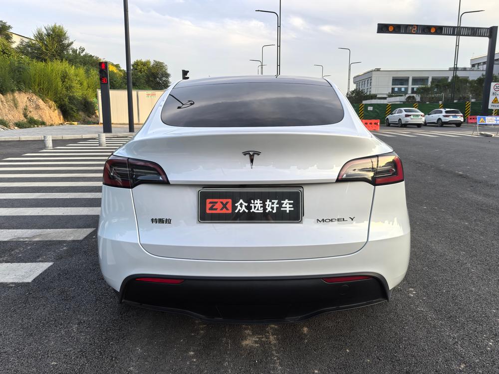 Tesla Model Y 2024 #5 Tesla Model Y 2024 car image #5