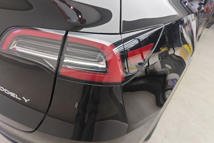 Tesla Model Y 2023 car image #8