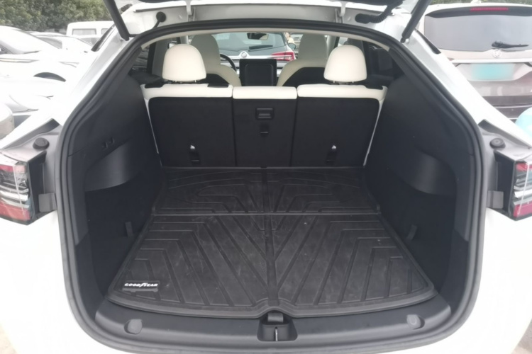 Tesla Model Y 2024 car image #19